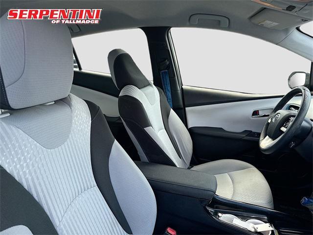 Photo of 2017 Blizzard Pearl Toyota Prius