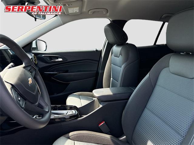 Photo of 2025 Summit White Chevrolet Trax