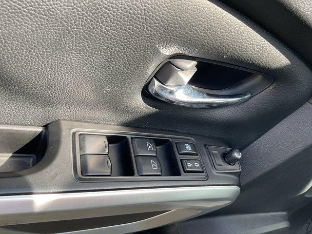Photo of 2023 Glacier White Nissan Titan
