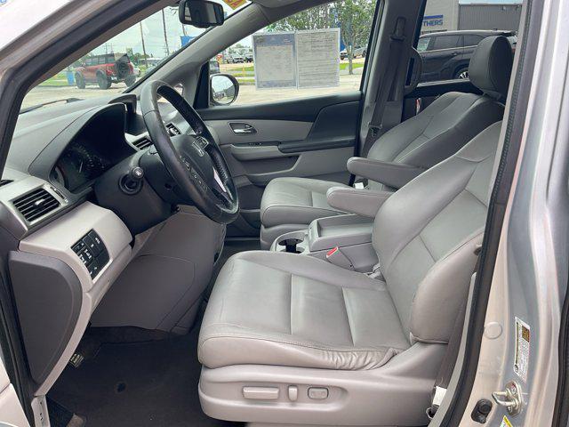 Photo of 2015 Alabaster Silver Metallic Honda Odyssey