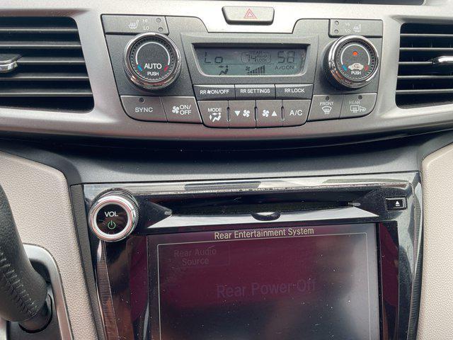 Photo of 2015 Alabaster Silver Metallic Honda Odyssey