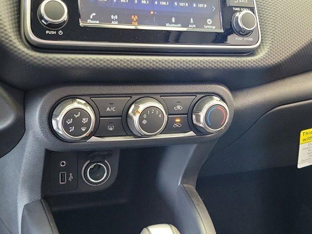 Photo of 2024 Electric Blue Metallic Nissan Kicks