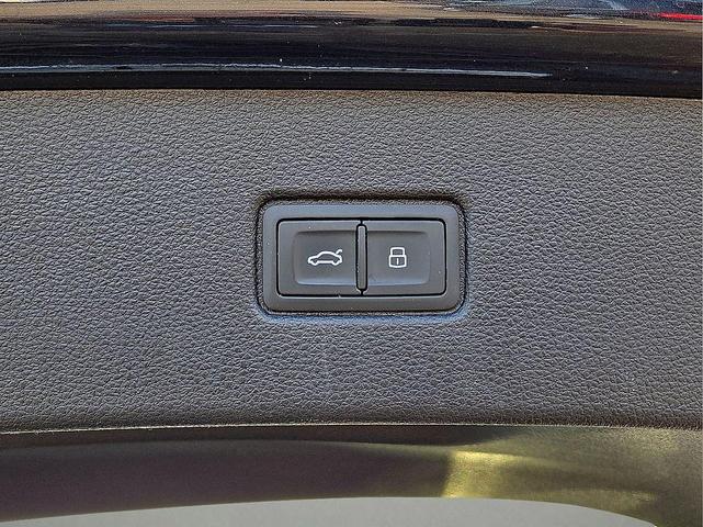 Photo of 2019 Orca Black Metallic Audi Q7