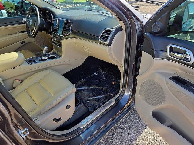 Photo of 2019 Granite Crystal Metallic Clearcoat Jeep Grand Cherokee
