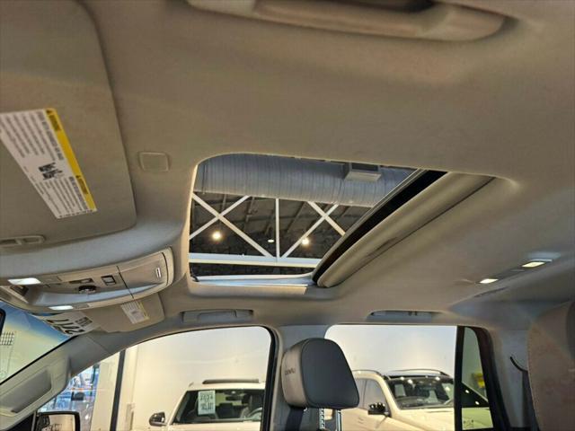 Photo of 2017 White Frost Tricoat GMC Yukon