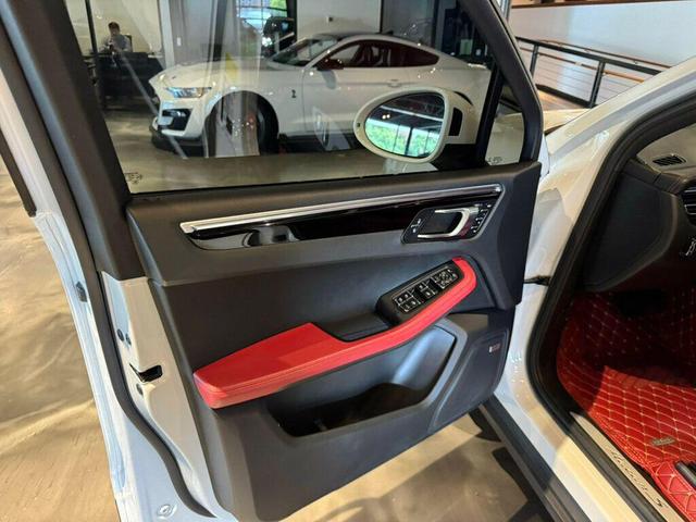 Photo of 2021 White Porsche Macan
