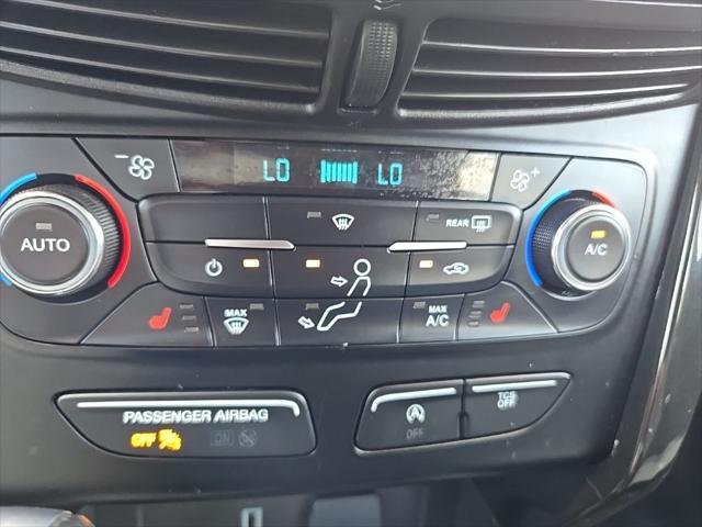 Photo of 2017 White Gold Metallic Ford Escape