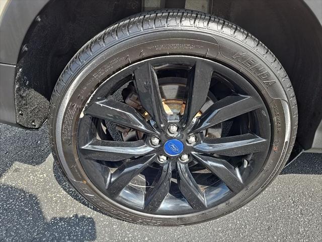 Photo of 2017 White Gold Metallic Ford Escape