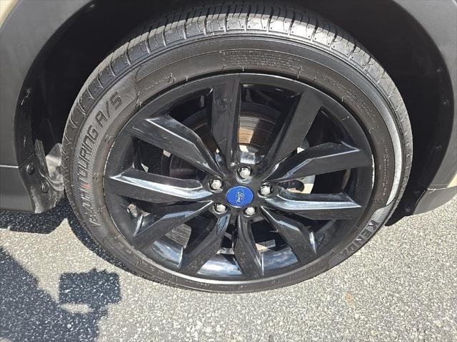 Photo of 2017 White Gold Metallic Ford Escape