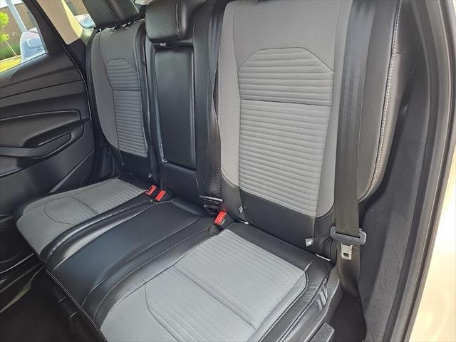 Photo of 2017 White Gold Metallic Ford Escape