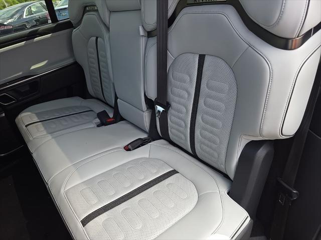 Photo of 2023 Forest Green Rivian R1S