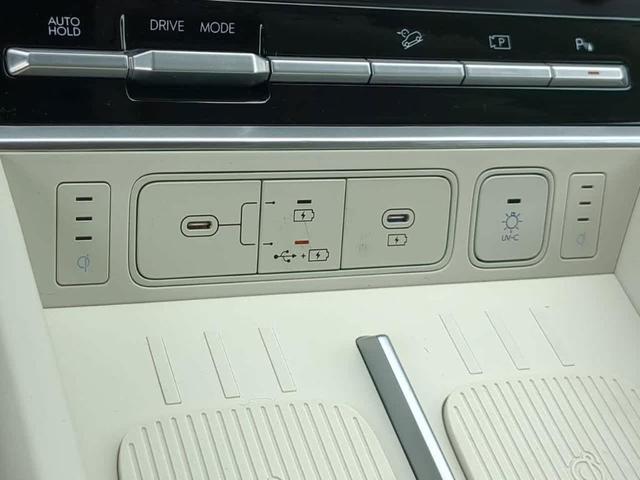 Photo of 2025 White Hyundai SANTA FE HEV