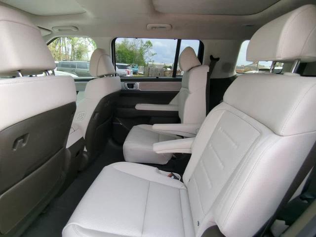 Photo of 2025 White Hyundai SANTA FE HEV