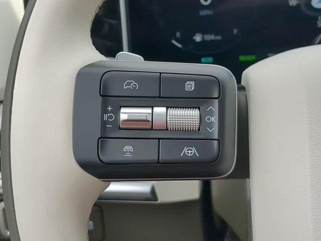 Photo of 2025 White Hyundai SANTA FE HEV