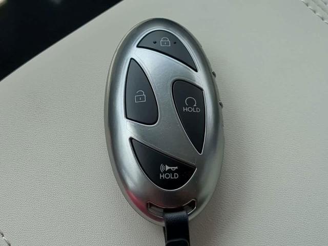 Photo of 2025 White Hyundai SANTA FE HEV