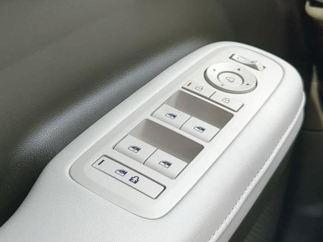 Photo of 2025 White Hyundai SANTA FE HEV
