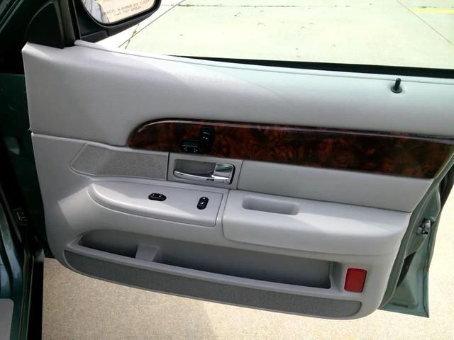 Photo of 2005 Light Green Mercury Grand Marquis