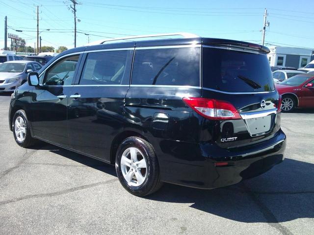 Photo of 2017 Super Black Nissan Quest