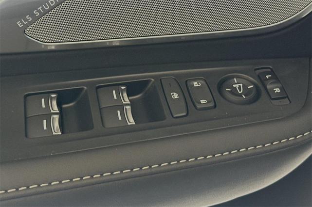 Photo of 2025 Platinum White Pearl Acura RDX