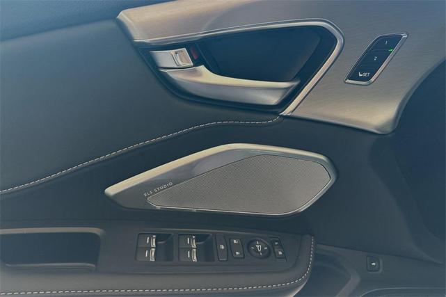 Photo of 2025 Platinum White Pearl Acura RDX