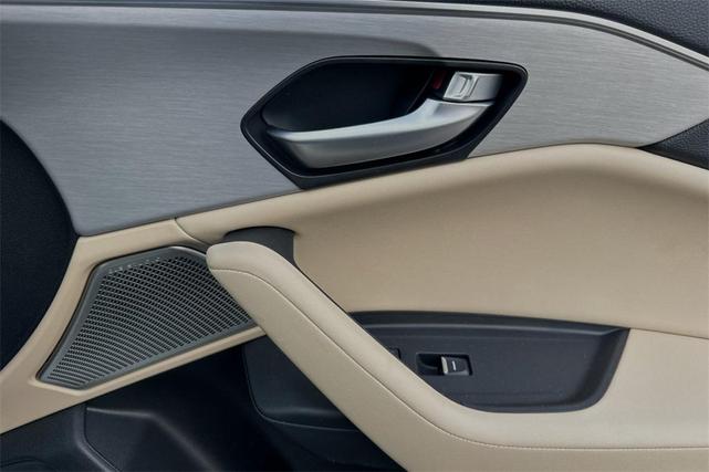 Photo of 2025 Platinum White Pearl Acura TLX