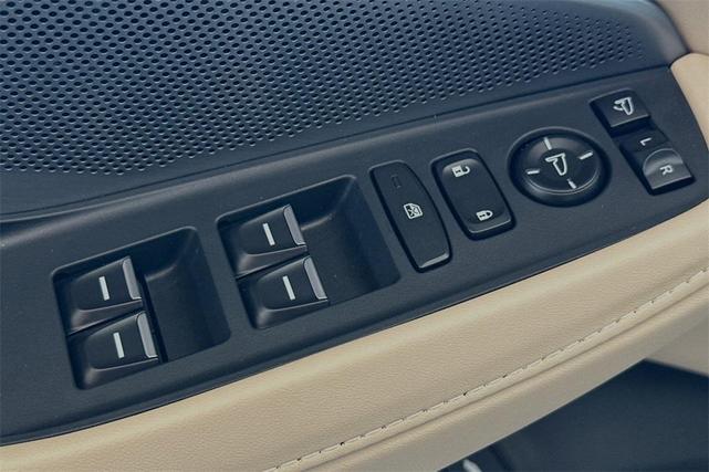 Photo of 2025 Majestic Black Pearl Acura MDX