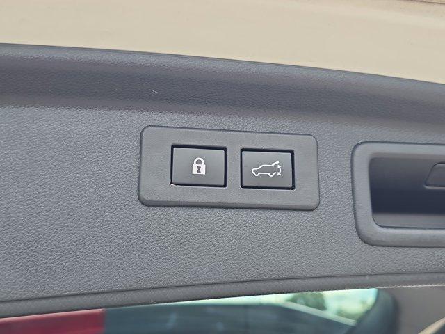 Photo of 2023 Crystal White Pearl Subaru Forester