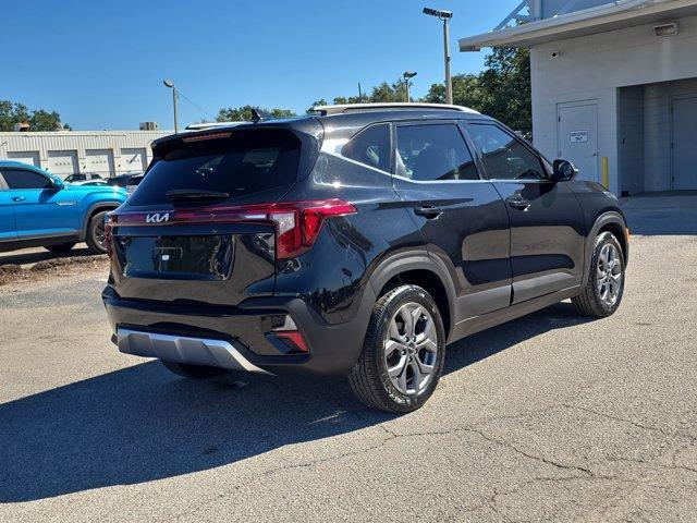 Photo of 2024 Fusion Orange Kia Seltos