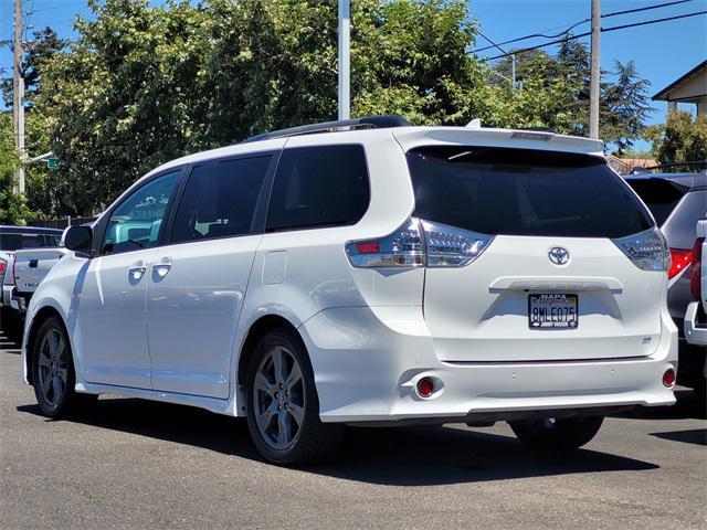Photo of 2020 Super White Toyota Sienna