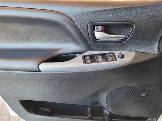 Photo of 2020 Super White Toyota Sienna