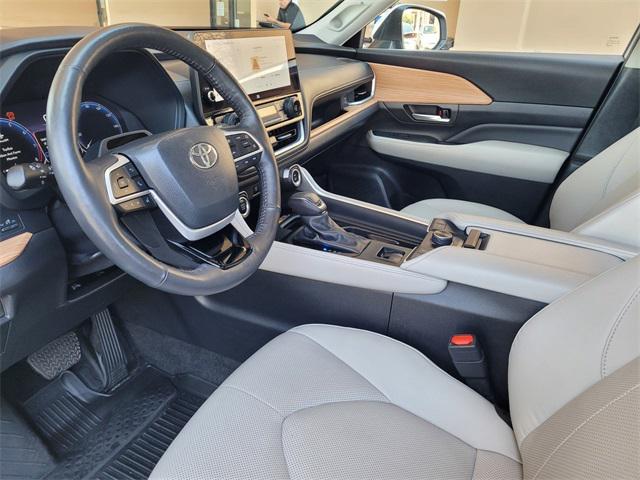 Photo of 2024 White Toyota Grand Highlander