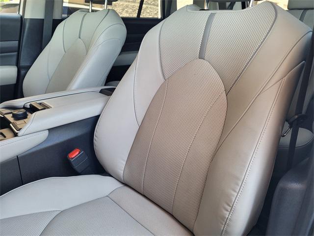 Photo of 2024 White Toyota Grand Highlander