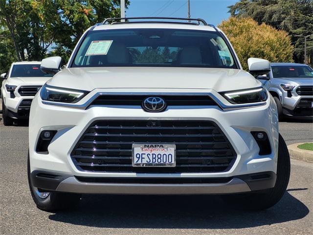 Photo of 2024 White Toyota Grand Highlander