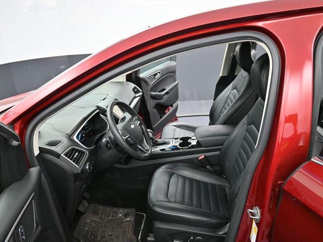 Photo of 2015 Ruby Red Metallic Tinted Clearcoat Ford Edge