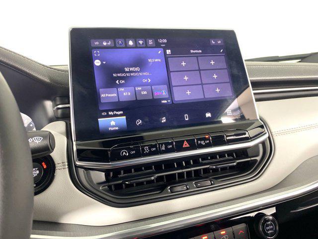 Photo of 2024 Diamond Black Crystal Pearlcoat Jeep Compass