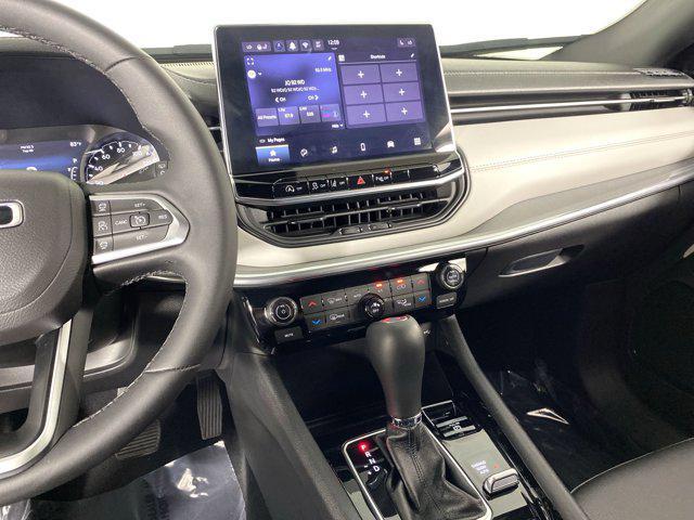Photo of 2024 Diamond Black Crystal Pearlcoat Jeep Compass