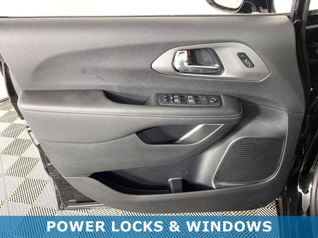 Photo of 2025 Diamond Black Crystal Pearlcoat Chrysler Pacifica