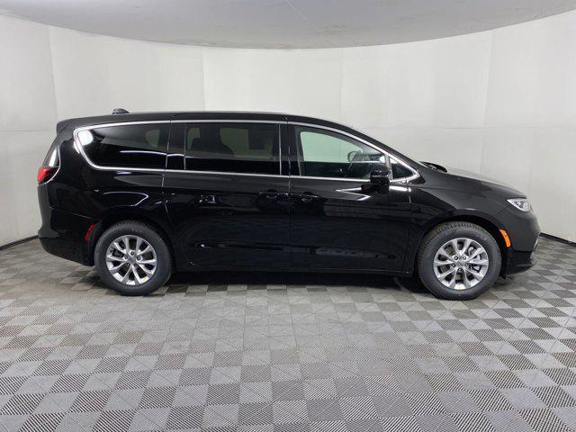 Photo of 2025 Diamond Black Crystal Pearlcoat Chrysler Pacifica