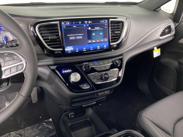 Photo of 2025 Diamond Black Crystal Pearlcoat Chrysler Pacifica