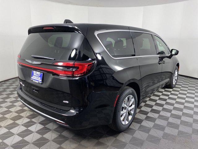 Photo of 2025 Diamond Black Crystal Pearlcoat Chrysler Pacifica