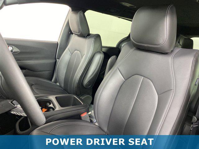 Photo of 2025 Diamond Black Crystal Pearlcoat Chrysler Pacifica