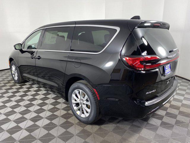 Photo of 2025 Diamond Black Crystal Pearlcoat Chrysler Pacifica