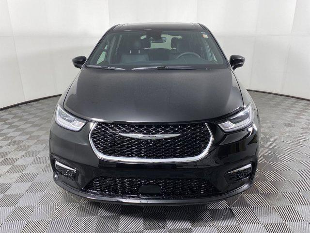 Photo of 2025 Diamond Black Crystal Pearlcoat Chrysler Pacifica