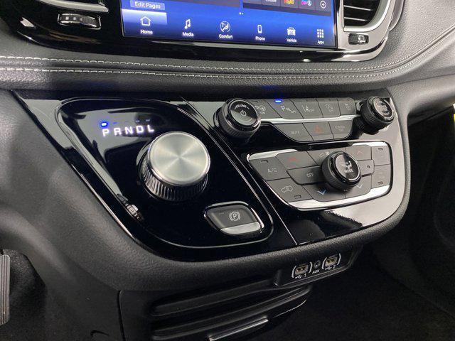 Photo of 2025 Diamond Black Crystal Pearlcoat Chrysler Pacifica