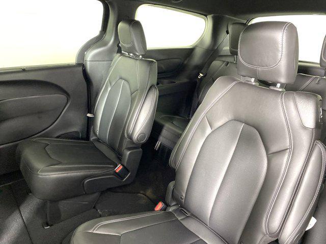 Photo of 2025 Diamond Black Crystal Pearlcoat Chrysler Pacifica