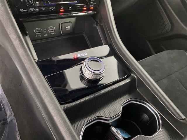 Photo of 2024 Diamond Black Crystal Pearlcoat Jeep Grand Cherokee L