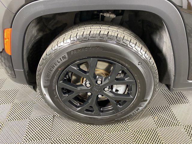 Photo of 2024 Diamond Black Crystal Pearlcoat Jeep Grand Cherokee L