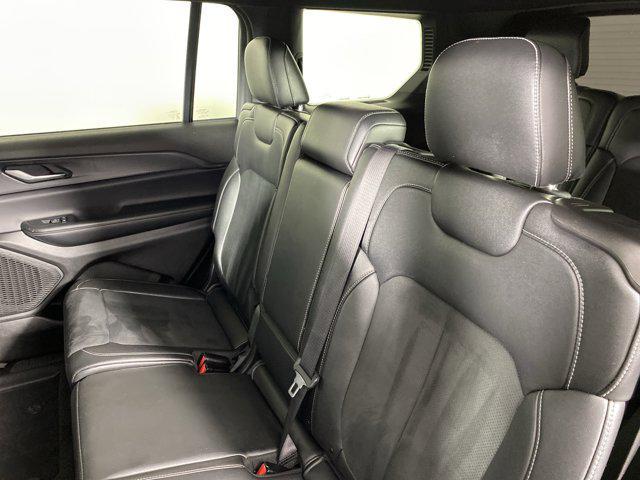 Photo of 2024 Diamond Black Crystal Pearlcoat Jeep Grand Cherokee L
