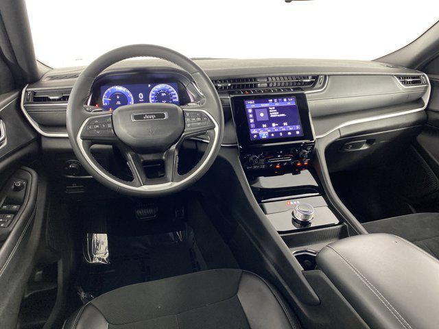 Photo of 2024 Diamond Black Crystal Pearlcoat Jeep Grand Cherokee L