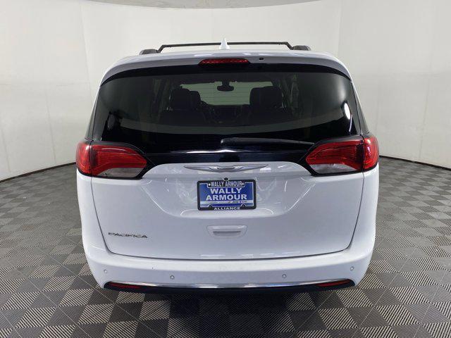 Photo of 2017 Bright White Clearcoat Chrysler Pacifica